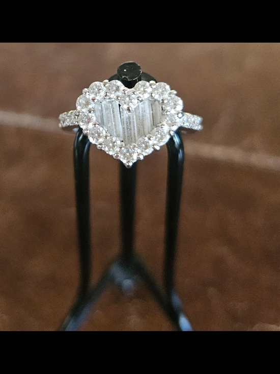 Jewelry - Heart Halo Faux Diamond Ring. Eye Catcher!!